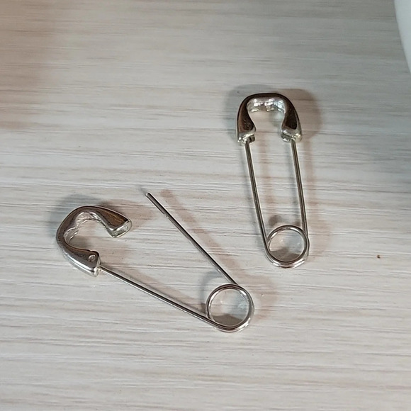 OVERSIZED SAFETY PIN EARRINGS, Unisex - Picture 3 of 6